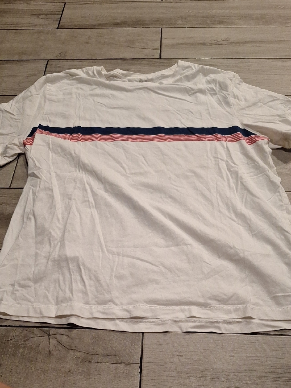 🍁GAP White Short Sleeve Tee with Navy and Red Chest Stripes🍦